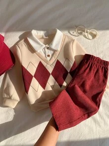 SHEIN 男女嬰兒適用，男嬰 2 件組秋冬加厚抓絨休閒可愛學院風衛衣套裝，Polo 領燈芯絨長褲套裝，嬰兒冬季穿搭套裝，聖誕 - 紅色 - 查看 3