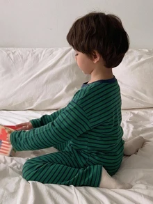 Dazy Kids 小男孩蘋果刺繡條紋長袖上衣與長褲居家休閒套裝 - 綠色 - 查看 2