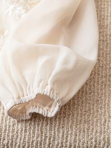 GlowEve 女款花卉刺繡立領鈕扣式優雅長袖襯衫 - 杏色 - 查看 4