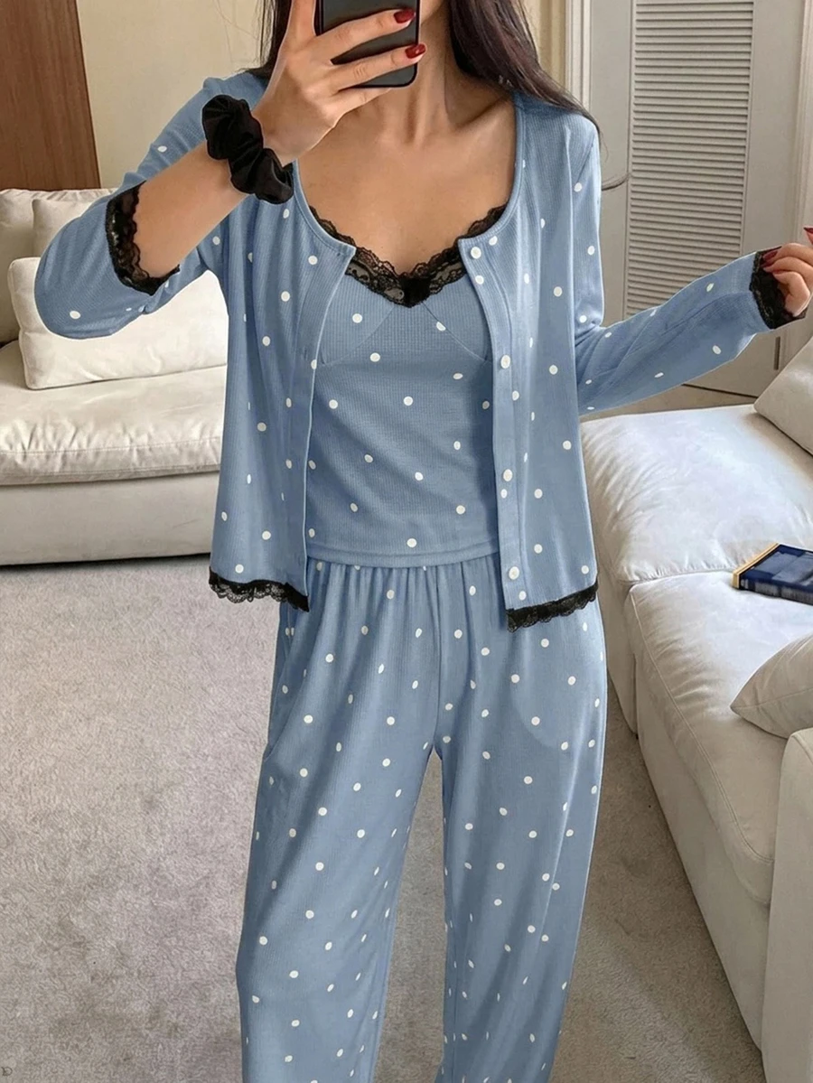 DAZY 春季女款3件式睡衣套裝,蝴蝶結圖案滿版印花,對比色蕾絲拼接細肩帶背心、開襟外套與睡褲 - 淺藍色 - 查看 1