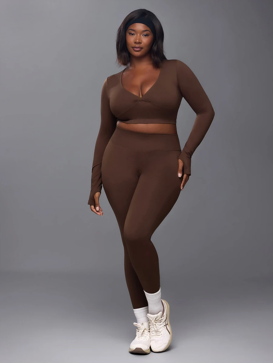 Voyena Set Olahraga Atasan Lengan Panjang Cokelat Ukuran Besar dengan Detail Kerut dan Legging Ketat - Coffee Brown - View 1