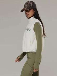 Musera Sport سترة صوفية بدون أكمام بياقة عالية وسحاب كامل وشعار مطرز وخصر مشدود للأنشطة الخارجية والتمارين الرياضية والجيم Terra Peak - لون مشمشي - مشاهدة 4