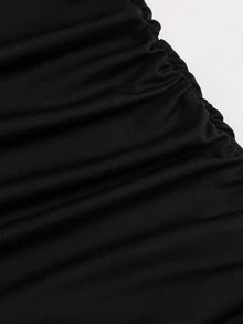 Sweetra فستان ميني ضيق بياقة V وأكمام فانوس بتصميم رقعات وعناصر منقطة جديد للخريف/الشتاء - أبيض وأسود - مشاهدة 5