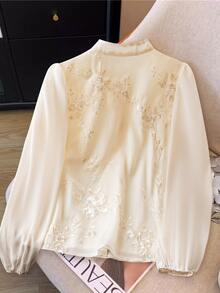GlowEve 女款花卉刺繡立領鈕扣式優雅長袖襯衫 - 杏色 - 查看 2