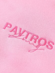 PAVTROS 粉色短版連帽衛衣，前後對比毛巾刺繡，胸前小 Logo，背後哥德式荊棘刺繡圖案，雙層帽身無抽繩，經典袋鼠口袋，對比羅紋下擺與袖口，寬鬆方正版型，Y2K 高街風格，中性款，適合日常街頭穿搭 - 粉色 - 查看 7