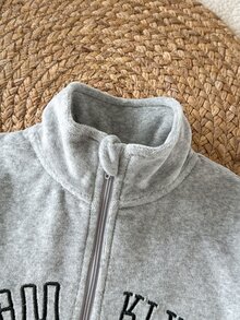 SHEIN 2件組女童休閒秋冬字母印花套裝，4-7歲，柔軟天鵝絨半開領上衣與彈性長褲，街頭風穿搭 - 灰色 - 查看 6