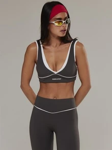 Musera Sport حمالة صدر رياضية بتصميم تنسيقي من طبقتين مع خطوط متباينة وفتحة V عميقة من الأمام للأنشطة الخارجية والتمارين الرياضية والجيم Terra Peak - الأسود - مشاهدة 1
