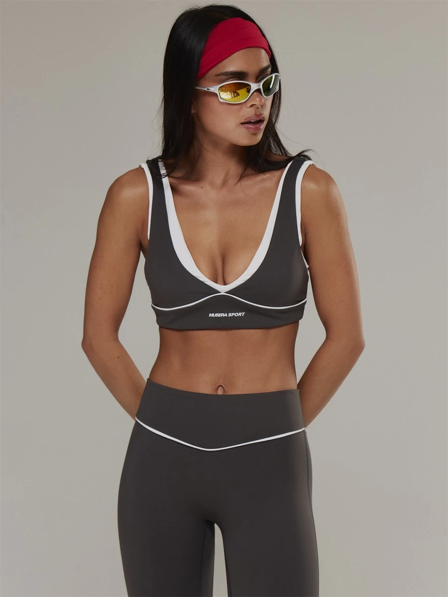 Musera Sport حمالة صدر رياضية بتصميم تنسيقي من طبقتين مع خطوط متباينة وفتحة V عميقة من الأمام للأنشطة الخارجية والتمارين الرياضية والجيم Terra Peak - الأسود - مشاهدة 1