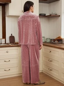 Doze Lane طقم بيجامة مقاس كبير بأسلوب أمريكي كاجوال جديد، من المخمل الوردي الناعم بطبعة نمر محفورة، بأزرار وأكمام طويلة، يمكن ارتداؤه كملابس خارجية، للخريف/الشتاء، مع جيوب - وردي - مشاهدة 2