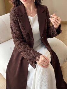 Al Najma 女款秋季復古蕾絲拼接西裝領長袖長版長袍，適合外出、日常穿著與通勤辦公 - 棕色 - 查看 3