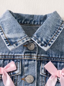 SHEIN Playful Pals 女童春秋牛仔兩件套，甜美可愛休閒學院風時尚套裝，水洗淺藍色翻領短版牛仔外套，粉色3D蝴蝶裝飾，搭配彈性腰短版百褶裙與3D粉色蝴蝶結，春秋百搭穿搭 - 淺色水洗藍 - 查看 4