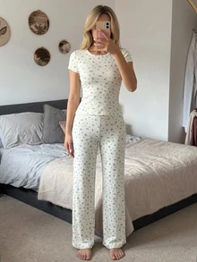 DAZY 2pcs/Set Women's Sweet Ditsy Floral Slim Fit Short Sleeve T-Shirt And Straight Leg Long Pajama Pants Sleepwear Set - White - View 3