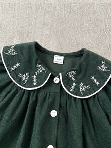 SHEIN 女嬰加厚燈芯絨彼得潘領撞色刺繡圖案前開扣收腰抓褶長袖洋裝，適合冬季 - 墨綠色 - 查看 3