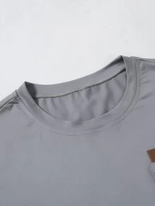 Manfinity Homme Kaos Pria Lengan Pendek Kerah Bulat dengan Saku Tempel di Dada Kiri dan Label Kulit - Light Grey - View 3