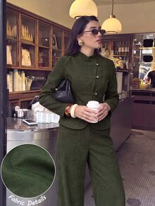 Modelyn Blus Wanita Musim Dingin dan Gugur dengan Kerah Tegak dan Kancing Depan, Dipadukan dengan Celana Panjang Lebar Warna Hijau Militer - Pakaian Kantor Dua Potong Napoleon yang Elegan - Hijau - View 4