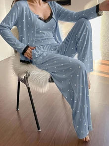 DAZY 春季女款3件式睡衣套裝，蝴蝶結圖案滿版印花，對比色蕾絲拼接細肩帶背心、開襟外套與睡褲 - 淺藍色 - 查看 4