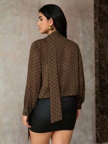 Roveilla Blus V-Neck Polkadot Chiffon Mutiara Ukuran Plus untuk Musim Semi/Panas/Agugur dengan Tali Pengikat di Manset - Coffee Brown - View 2