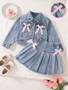 SHEIN Playful Pals 女童春秋牛仔兩件套，甜美可愛休閒學院風時尚套裝，水洗淺藍色翻領短版牛仔外套，粉色3D蝴蝶裝飾，搭配彈性腰短版百褶裙與3D粉色蝴蝶結，春秋百搭穿搭 - 淺色水洗藍 - 查看 1