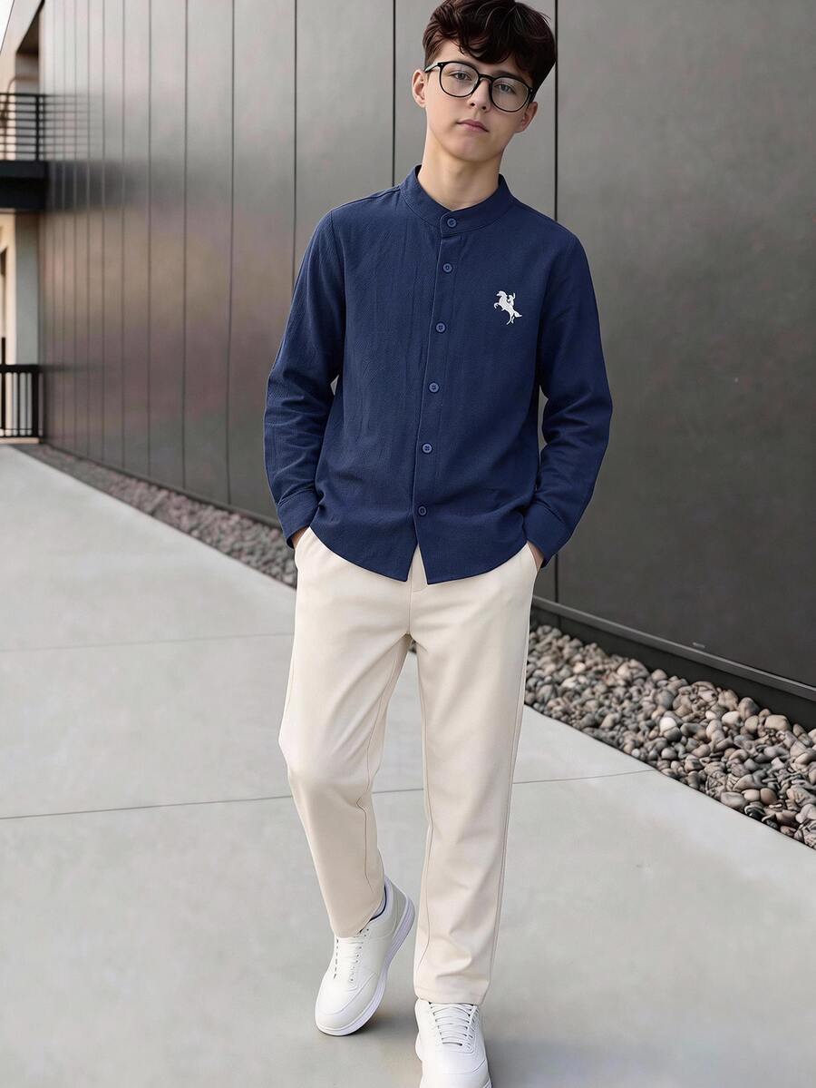 SHEIN 2件組兒童青少年男孩休閒日常刺繡圖案立領鈕扣式寬鬆長袖海軍藍襯衫與直筒白色長褲套裝,適合秋冬、情人節、夏季穿搭、海灘 - 藏蓝色 - 查看 1