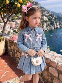 SHEIN Playful Pals 女童春秋牛仔兩件套，甜美可愛休閒學院風時尚套裝，水洗淺藍色翻領短版牛仔外套，粉色3D蝴蝶裝飾，搭配彈性腰短版百褶裙與3D粉色蝴蝶結，春秋百搭穿搭 - 淺色水洗藍 - 查看 3