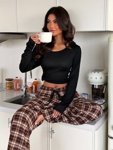 ZzzCrew طقم بيجامة نسائي كاجوال بلون موحد مع ملابس علوية بأكمام طويلة وياقة دائرية مضلعة وبنطلون بنقشة مربعات - بني - مشاهدة 3