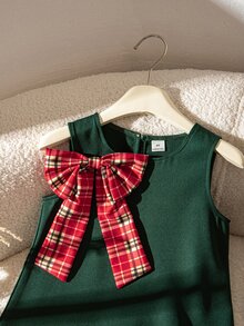 SHEIN Elladie kids فستان أخضر داكن بدون أكمام مع حافة مكشكشة وزينة فيونكة كبيرة بنقشة مربعات حمراء للفتيات الصغيرات - أخضر - مشاهدة 4