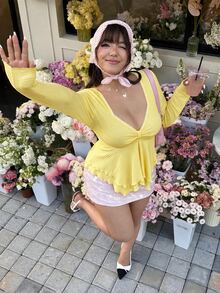 GalTyme 大尺碼女款白色抓皺長袖不對稱荷葉邊下擺時尚T恤，約會之夜晚宴正式派對秋季優雅款 - 鵝黃色 - 查看 5