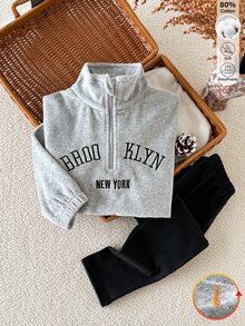 SHEIN 2件組女童休閒秋冬字母印花套裝，4-7歲，柔軟天鵝絨半開領上衣與彈性長褲，街頭風穿搭 - 灰色 - 查看 4