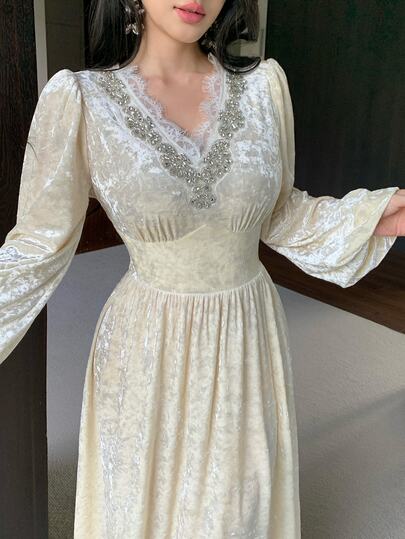 Feyla New French Elegant Elegant Petal Sleeve Velvet Embroidered V-Neck Cinched Waist A-Line Dress