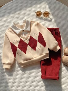 SHEIN 男女嬰兒適用，男嬰 2 件組秋冬加厚抓絨休閒可愛學院風衛衣套裝，Polo 領燈芯絨長褲套裝，嬰兒冬季穿搭套裝，聖誕 - 紅色 - 查看 8