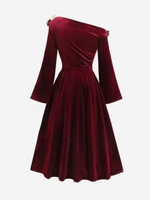 SHEIN Tween Girls Solid Burgundy Velvet Asymmetric Shoulder Mid-Length Dress, Gold Flower Decoration, Elegant One-Shoulder Design, Autumn/Winter - Burgundy - View 3