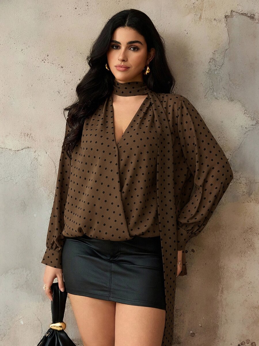 Roveilla Blus V-Neck Polkadot Chiffon Mutiara Ukuran Plus untuk Musim Semi/Panas/Agugur dengan Tali Pengikat di Manset - Coffee Brown - View 1