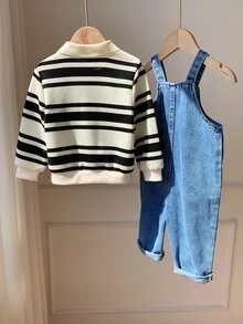 SHEIN 2件組男嬰秋冬休閒條紋衛衣與牛仔吊帶長褲套裝，衛衣套裝，嬰兒套裝，秋冬套裝，吊帶褲套裝，條紋套裝 - 彩色 - 查看 2