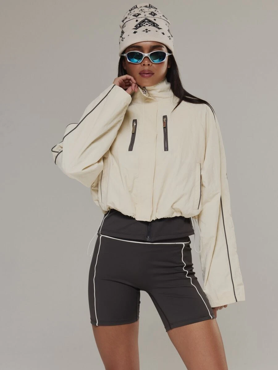 Musera Sport جاكيت رياضي قصير بياقة عالية وتفاصيل خطوط متباينة اللون وسحاب كامل وخصر مشدود من النايلون للأنشطة الخارجية والتمارين الرياضية والجيم Terra Peak - لون مشمشي - مشاهدة 1