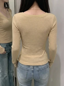DAZY 女款 V 領純色極簡性感長袖優雅 T 恤 秋季 - 杏色 - 查看 2