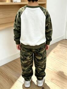 2件組小男孩圓領衛衣上衣與迷彩工裝褲套裝，數位67迷彩印花服飾，長袖街頭風，適合假期派對，舒適休閒，春夏秋季穿著，柔軟易穿，男孩時尚休閒穿搭首選 - 軍綠色 - 查看 4