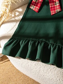 SHEIN Elladie kids فستان أخضر داكن بدون أكمام مع حافة مكشكشة وزينة فيونكة كبيرة بنقشة مربعات حمراء للفتيات الصغيرات - أخضر - مشاهدة 5