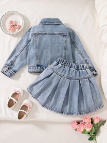 SHEIN Playful Pals 女童春秋牛仔兩件套，甜美可愛休閒學院風時尚套裝，水洗淺藍色翻領短版牛仔外套，粉色3D蝴蝶裝飾，搭配彈性腰短版百褶裙與3D粉色蝴蝶結，春秋百搭穿搭 - 淺色水洗藍 - 查看 2