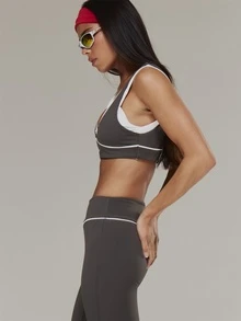 Musera Sport حمالة صدر رياضية بتصميم تنسيقي من طبقتين مع خطوط متباينة وفتحة V عميقة من الأمام للأنشطة الخارجية والتمارين الرياضية والجيم Terra Peak - الأسود - مشاهدة 4