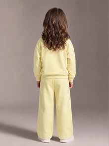 SHEIN 熱銷新款紫色蝴蝶結女童運動休閒套裝 4-7歲，2025秋季 INS 風格 2件式衛衣與運動長褲 - 黃色 - 查看 2