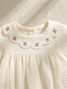 SHEIN رومبير فضفاض للبنات الرضع بتصميم لطيف وألوان متباينة، مطرز بنقشة الكرز، بياقة بيتر بان، ناعم ومكشكش، بأكمام طويلة وحافة مكشكشة، مناسب للشتاء - لون مشمشي - مشاهدة 6