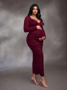 Cheriluna Maternity فستان حفلة أنيق للحوامل بمقاسات كبيرة، أكمام طويلة وياقة ماسية مع تصميم الكوب، فستان بورغندي ضيق مع تجاعيد - عنابي اللون - مشاهدة 4