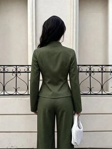Modelyn Blus Wanita Musim Dingin dan Gugur dengan Kerah Tegak dan Kancing Depan, Dipadukan dengan Celana Panjang Lebar Warna Hijau Militer - Pakaian Kantor Dua Potong Napoleon yang Elegan - Hijau - View 6