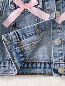 SHEIN Playful Pals 女童春秋牛仔兩件套，甜美可愛休閒學院風時尚套裝，水洗淺藍色翻領短版牛仔外套，粉色3D蝴蝶裝飾，搭配彈性腰短版百褶裙與3D粉色蝴蝶結，春秋百搭穿搭 - 淺色水洗藍 - 查看 6