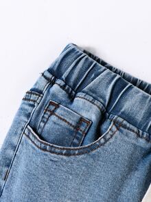 SHEIN Explorewe 男童牛仔長褲，彈性腰帶舒適穿著，可調節抽繩，正面卡其色補丁，修身剪裁適合四季，可搭配T恤、襯衫或針織衫，適合日常休閒、基礎校園或輕便通勤場景，風格偏向簡約舒適，顏色為淺藍牛仔水洗 - 中等水洗藍 - 查看 4