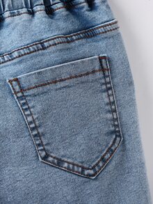 SHEIN Explorewe 男童牛仔長褲，彈性腰帶舒適穿著，可調節抽繩，正面卡其色補丁，修身剪裁適合四季，可搭配T恤、襯衫或針織衫，適合日常休閒、基礎校園或輕便通勤場景，風格偏向簡約舒適，顏色為淺藍牛仔水洗 - 中等水洗藍 - 查看 5
