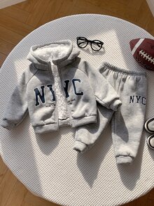 SHEIN 男女嬰兒適用，男嬰2件組秋冬抓絨加厚休閒可愛連帽衛衣套裝，外套套裝嬰兒冬季穿搭套裝，運動服，慢跑褲 - 卡其色 - 查看 7