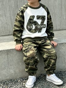 2件組小男孩圓領衛衣上衣與迷彩工裝褲套裝，數位67迷彩印花服飾，長袖街頭風，適合假期派對，舒適休閒，春夏秋季穿著，柔軟易穿，男孩時尚休閒穿搭首選 - 軍綠色 - 查看 3