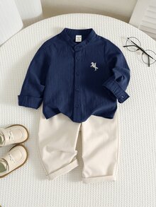 SHEIN 2件組兒童青少年男孩休閒日常刺繡圖案立領鈕扣式寬鬆長袖海軍藍襯衫與直筒白色長褲套裝，適合秋冬、情人節、夏季穿搭、海灘 - 藏蓝色 - 查看 2
