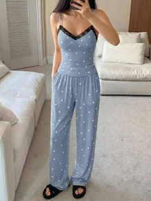DAZY 春季女款3件式睡衣套裝，蝴蝶結圖案滿版印花，對比色蕾絲拼接細肩帶背心、開襟外套與睡褲 - 淺藍色 - 查看 5